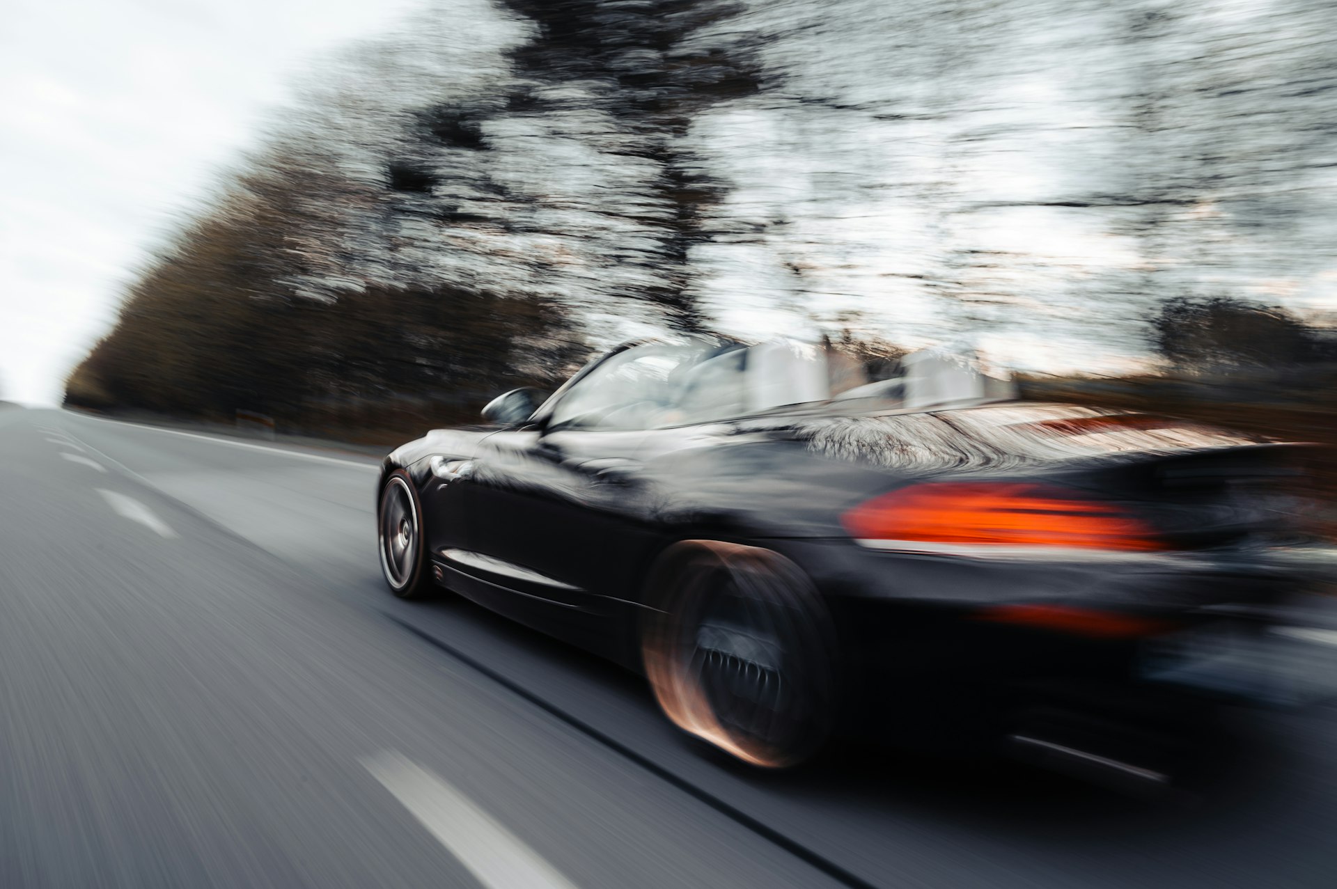 A Detailed Comparison of Fast-Charging Speeds Among Leading Electric Vehicles
