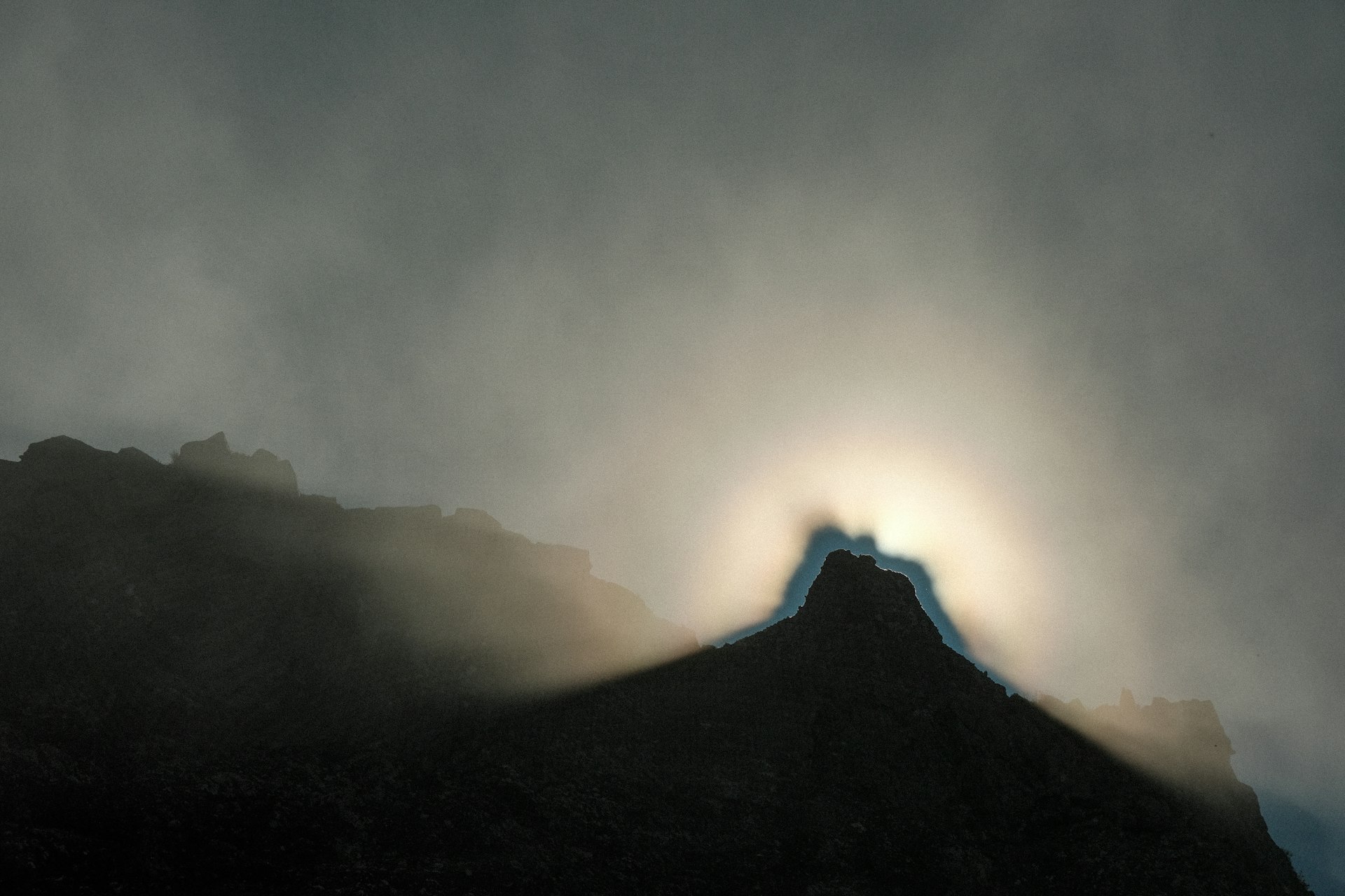 The Ultimate Guide to Volcano Rim Sunrise Watch Spots: Experience Awe-Inspiring Mornings from the Edge
