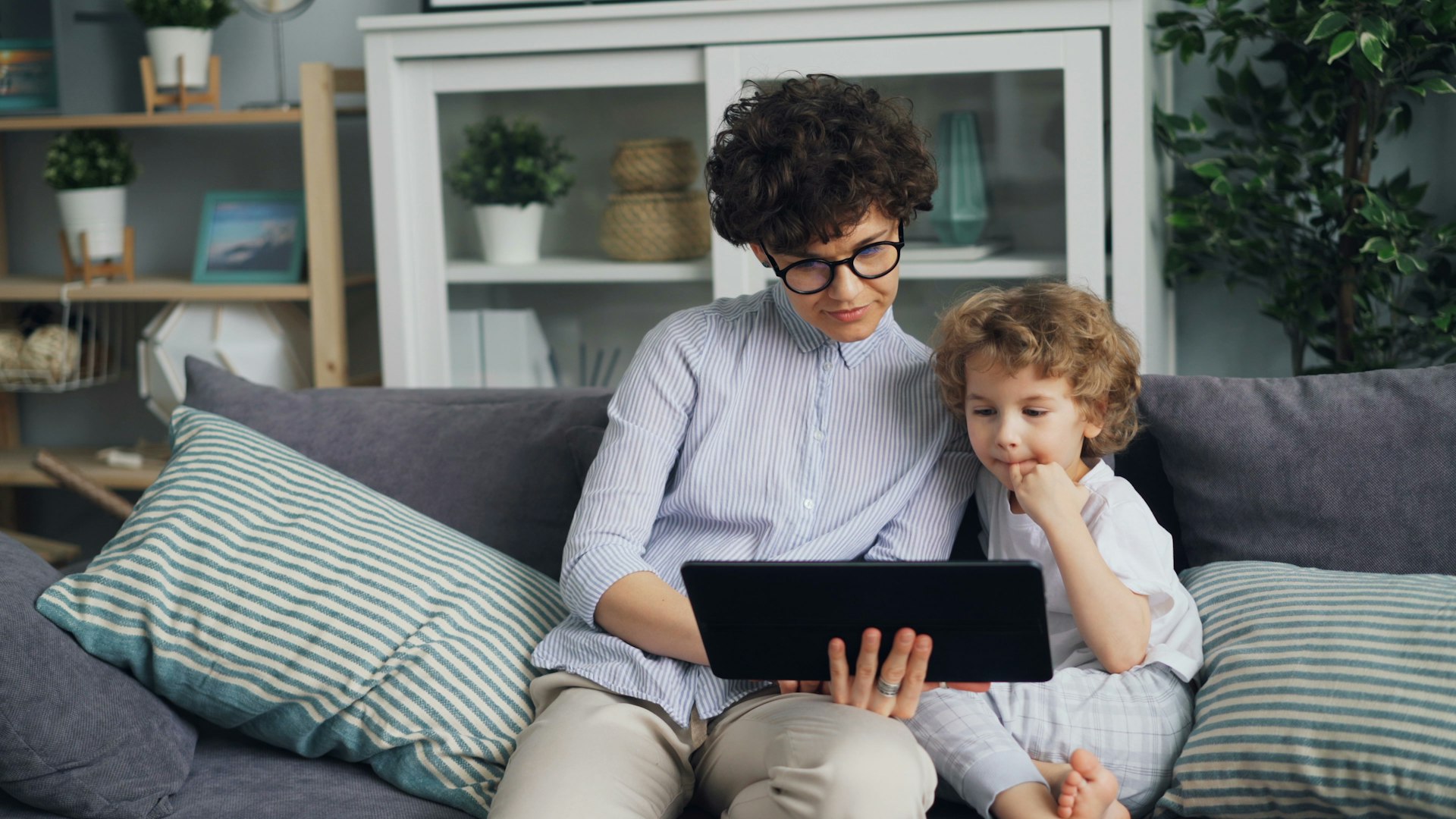 Modern Parenting in the Digital Age: Navigating New Challenges and Building Stronger Families